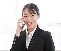 電話で対応する旅の職人スタッフ